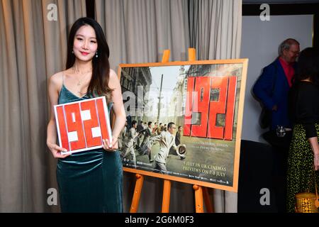 Mayfair Hotel, London, Großbritannien. 6. Juli 2021, britische Filmpremiere: Der chinesische Patriotische „1921“ feiert die Kommunistische Partei Chinas, Geburtstag „der chinesische Film „1921“ überblickt die Geschichte der Gründung der KPCh“ hat einen Eröffnungstag von 2 Millionen und übertrifft Hollywood-Veröffentlichungen wie „Cruella“, „A Quiet Place Part II“ und „Peter Rabbit“. Von Trinity Film im Mayfair Hotel, am 6. Juli 2021, London, Großbritannien. In der Premiere von 1921 hat Trinity Cine Asia mit der Global Blockchain Stock Exchange unterzeichnet, um die digitale Zukunft des Kinos zu sichern. Stockfoto