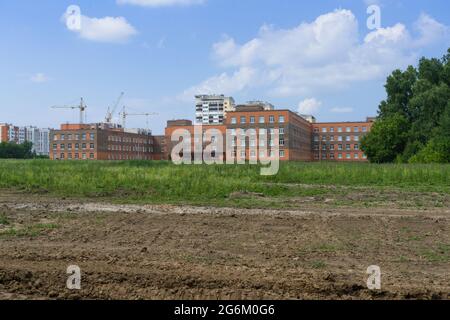 Neu erbautes typisches Schulgebäude in Russland in einer kleinen Stadt Stockfoto