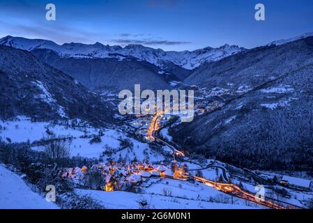 Sonnenaufgang über Vielha und Mijaran vom Dorf Mont aus gesehen, nach einem Winterschnee (Aran-Tal, Katalonien, Spanien, Pyrenäen) Stockfoto