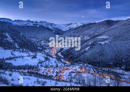 Sonnenaufgang über Vielha und Mijaran vom Dorf Mont aus gesehen, nach einem Winterschnee (Aran-Tal, Katalonien, Spanien, Pyrenäen) Stockfoto