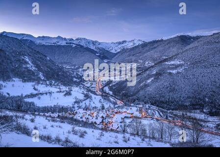 Sonnenaufgang über Vielha und Mijaran vom Dorf Mont aus gesehen, nach einem Winterschnee (Aran-Tal, Katalonien, Spanien, Pyrenäen) Stockfoto