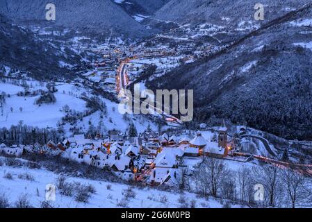 Sonnenaufgang über Vielha und Mijaran vom Dorf Mont aus gesehen, nach einem Winterschnee (Aran-Tal, Katalonien, Spanien, Pyrenäen) Stockfoto