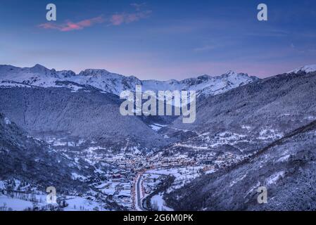 Sonnenaufgang über Vielha und Mijaran vom Dorf Mont aus gesehen, nach einem Winterschnee (Aran-Tal, Katalonien, Spanien, Pyrenäen) Stockfoto