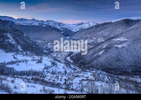 Sonnenaufgang über Vielha und Mijaran vom Dorf Mont aus gesehen, nach einem Winterschnee (Aran-Tal, Katalonien, Spanien, Pyrenäen) Stockfoto