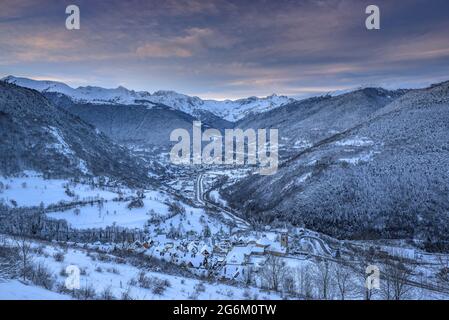 Sonnenaufgang über Vielha und Mijaran vom Dorf Mont aus gesehen, nach einem Winterschnee (Aran-Tal, Katalonien, Spanien, Pyrenäen) Stockfoto