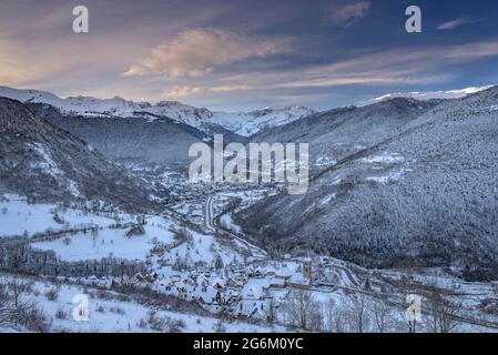 Sonnenaufgang über Vielha und Mijaran vom Dorf Mont aus gesehen, nach einem Winterschnee (Aran-Tal, Katalonien, Spanien, Pyrenäen) Stockfoto