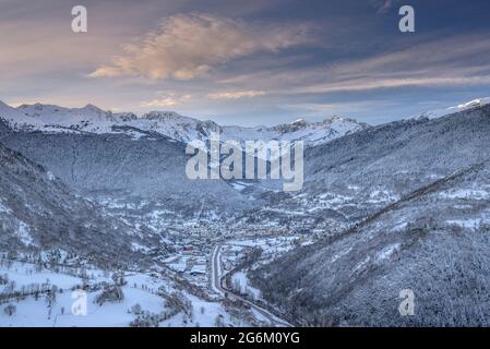 Sonnenaufgang über Vielha und Mijaran vom Dorf Mont aus gesehen, nach einem Winterschnee (Aran-Tal, Katalonien, Spanien, Pyrenäen) Stockfoto