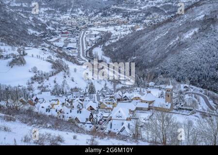 Sonnenaufgang über Vielha und Mijaran vom Dorf Mont aus gesehen, nach einem Winterschnee (Aran-Tal, Katalonien, Spanien, Pyrenäen) Stockfoto