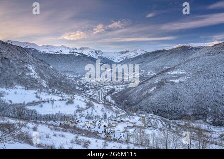 Sonnenaufgang über Vielha und Mijaran vom Dorf Mont aus gesehen, nach einem Winterschnee (Aran-Tal, Katalonien, Spanien, Pyrenäen) Stockfoto