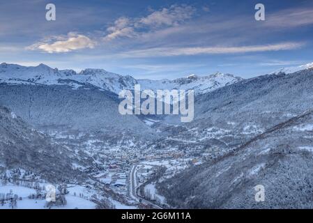 Sonnenaufgang über Vielha und Mijaran vom Dorf Mont aus gesehen, nach einem Winterschnee (Aran-Tal, Katalonien, Spanien, Pyrenäen) Stockfoto