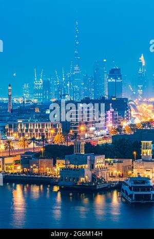 DUBAI, VEREINIGTE ARABISCHE EMIRATE - 01. Sep 2019: Luftaufnahme der Dubai Skyline und des Burj Khalifa aus dem alten Dubai. Stockfoto
