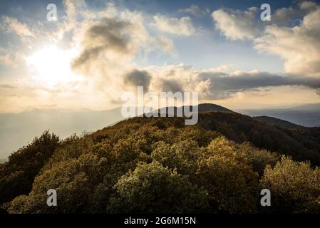 Sonnenuntergang auf dem Berg Montnegre, gesehen vom Wachturm Turó Gros im Herbst (Barcelona, Katalonien, Spanien) ESP: Atardecer al Montnegre (Barcelona) Stockfoto