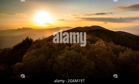 Sonnenuntergang auf dem Berg Montnegre, gesehen vom Wachturm Turó Gros im Herbst (Barcelona, Katalonien, Spanien) ESP: Atardecer al Montnegre (Barcelona) Stockfoto