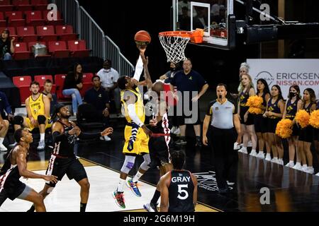 Edmonton, Kanada - 5. Juli 2021, Edmonton, Kanada. Juli 2021. Brady Skeens (13) von Edmonton Stingers wurde während der Canadian Elite Basketball League 2021 zwischen den Ottawa Black Jacks und den Edmonton Stingers im Edmonton Expo Center in Aktion gesehen. (Endergebnis; Ottawa Black Jacks 87:104 Edmonton Stingers) Credit: SOPA Images Limited/Alamy Live News Stockfoto