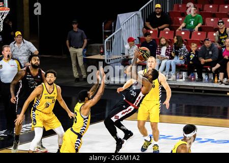 Edmonton, Kanada - 5. Juli 2021, Edmonton, Kanada. Juli 2021. Junior Cadougan (30) von Edmonton Stingers während der Canadian Elite Basketball League 2021 zwischen den Ottawa Black Jacks und den Edmonton Stingers im Edmonton Expo Center in Aktion gesehen. (Endergebnis; Ottawa Black Jacks 87:104 Edmonton Stingers) Credit: SOPA Images Limited/Alamy Live News Stockfoto