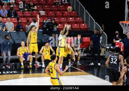 Edmonton, Kanada - 5. Juli 2021, Edmonton, Kanada. Juli 2021. Xavier Moon (4) von Edmonton Stingers während der Canadian Elite Basketball League 2021 zwischen den Ottawa Black Jacks und den Edmonton Stingers im Edmonton Expo Center in Aktion gesehen. (Endergebnis; Ottawa Black Jacks 87:104 Edmonton Stingers) Credit: SOPA Images Limited/Alamy Live News Stockfoto