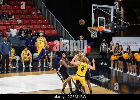 Edmonton, Kanada - 5. Juli 2021, Edmonton, Kanada. Juli 2021. Jordan Baker (8) aus Edmonton Stingers wurde während der Canadian Elite Basketball League 2021 zwischen den Ottawa Black Jacks und den Edmonton Stingers im Edmonton Expo Center in Aktion gesehen. (Endergebnis; Ottawa Black Jacks 87:104 Edmonton Stingers) Credit: SOPA Images Limited/Alamy Live News Stockfoto