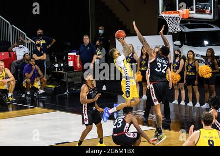 Edmonton, Kanada - 5. Juli 2021, Edmonton, Kanada. Juli 2021. Xavier Moon (4) von Edmonton Stingers während der Canadian Elite Basketball League 2021 zwischen den Ottawa Black Jacks und den Edmonton Stingers im Edmonton Expo Center in Aktion gesehen. (Endergebnis; Ottawa Black Jacks 87:104 Edmonton Stingers) Credit: SOPA Images Limited/Alamy Live News Stockfoto