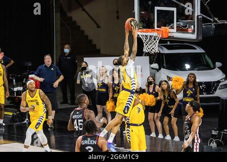 Edmonton, Kanada - 5. Juli 2021, Edmonton, Kanada. Juli 2021. Xavier Moon (4) von Edmonton Stingers während der Canadian Elite Basketball League 2021 zwischen den Ottawa Black Jacks und den Edmonton Stingers im Edmonton Expo Center in Aktion gesehen. (Endergebnis; Ottawa Black Jacks 87:104 Edmonton Stingers) Credit: SOPA Images Limited/Alamy Live News Stockfoto