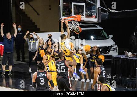 Edmonton, Kanada - 5. Juli 2021, Edmonton, Kanada. Juli 2021. Xavier Moon (4) von Edmonton Stingers während der Canadian Elite Basketball League 2021 zwischen den Ottawa Black Jacks und den Edmonton Stingers im Edmonton Expo Center in Aktion gesehen. (Endergebnis; Ottawa Black Jacks 87:104 Edmonton Stingers) Credit: SOPA Images Limited/Alamy Live News Stockfoto