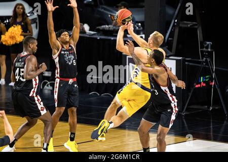 Edmonton, Kanada - 5. Juli 2021, Edmonton, Kanada. Juli 2021. Jordan Baker (8) aus Edmonton Stingers wurde während der Canadian Elite Basketball League 2021 zwischen den Ottawa Black Jacks und den Edmonton Stingers im Edmonton Expo Center in Aktion gesehen. (Endergebnis; Ottawa Black Jacks 87:104 Edmonton Stingers) Credit: SOPA Images Limited/Alamy Live News Stockfoto