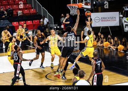 Edmonton, Kanada - 5. Juli 2021, Edmonton, Kanada. Juli 2021. Xavier Moon (4) von Edmonton Stingers während der Canadian Elite Basketball League 2021 zwischen den Ottawa Black Jacks und den Edmonton Stingers im Edmonton Expo Center in Aktion gesehen. (Endergebnis; Ottawa Black Jacks 87:104 Edmonton Stingers) Credit: SOPA Images Limited/Alamy Live News Stockfoto