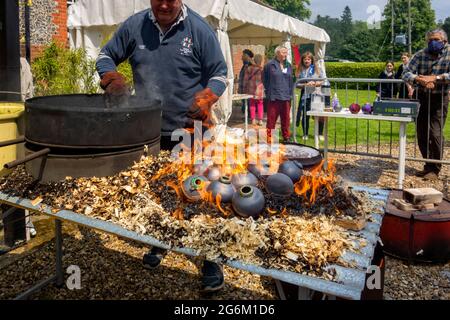 Töpferfeuerung Töpfertöpfe aus Steingut Stockfoto