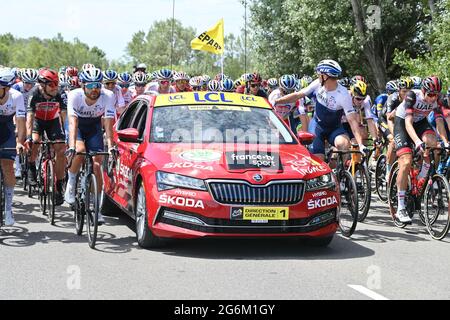 Die Abbildung zeigt das Reiterrudel, das zu Beginn der Etappe 11 der 108. Ausgabe des Radrennens der Tour de France, 198,9 km entfernt, abgebildet ist Stockfoto