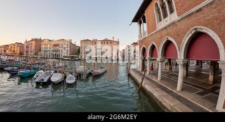 Blick vom Mercato de Rialto mit der riesigen Handskulptur zur Unterstützung von L'Alcova für die Biennale 2017, neben dem Canal Grande, Venedig, Italien Stockfoto