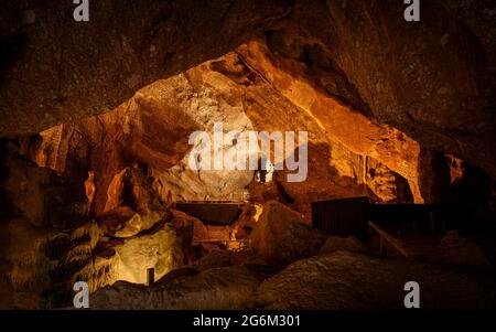 Besuch der Höhlen von Montserrat oder Salnitre (Salpeter) (Baix Llobregat, Barcelona, Katalonien, Spanien) ESP: Visita a las cuevas de Montserrat Stockfoto