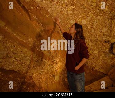 Besuch der Höhlen von Montserrat oder Salnitre (Salpeter) (Baix Llobregat, Barcelona, Katalonien, Spanien) ESP: Visita a las cuevas de Montserrat Stockfoto