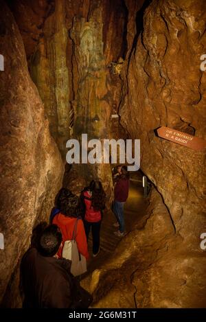 Besuch der Höhlen von Montserrat oder Salnitre (Salpeter) (Baix Llobregat, Barcelona, Katalonien, Spanien) ESP: Visita a las cuevas de Montserrat Stockfoto