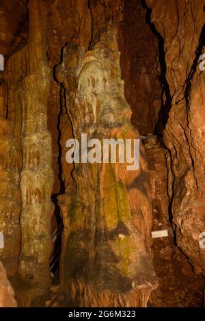 Besuch der Höhlen von Montserrat oder Salnitre (Salpeter) (Baix Llobregat, Barcelona, Katalonien, Spanien) ESP: Visita a las cuevas de Montserrat Stockfoto