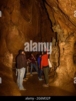 Besuch der Höhlen von Montserrat oder Salnitre (Salpeter) (Baix Llobregat, Barcelona, Katalonien, Spanien) ESP: Visita a las cuevas de Montserrat Stockfoto