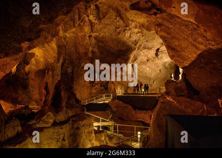 Besuch der Höhlen von Montserrat oder Salnitre (Salpeter) (Baix Llobregat, Barcelona, Katalonien, Spanien) ESP: Visita a las cuevas de Montserrat Stockfoto