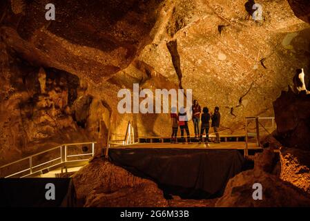 Besuch der Höhlen von Montserrat oder Salnitre (Salpeter) (Baix Llobregat, Barcelona, Katalonien, Spanien) ESP: Visita a las cuevas de Montserrat Stockfoto