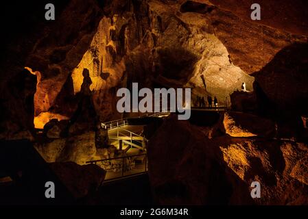 Besuch der Höhlen von Montserrat oder Salnitre (Salpeter) (Baix Llobregat, Barcelona, Katalonien, Spanien) ESP: Visita a las cuevas de Montserrat Stockfoto