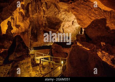 Besuch der Höhlen von Montserrat oder Salnitre (Salpeter) (Baix Llobregat, Barcelona, Katalonien, Spanien) ESP: Visita a las cuevas de Montserrat Stockfoto