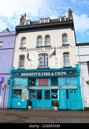 Ein Fish & Chips-Geschäft an der Trinity Road in Weymouth, Dorset, England Stockfoto