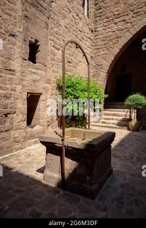 Brunnen des Innenhofs im Schloss Cardona (Bages, Barcelona, Katalonien, Spanien) ESP: Pozo del Patio interior del Castillo de Cardona (Cataluña) Stockfoto