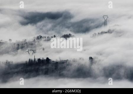 Winter Morning Fogs von der Sanctuary Bellmunt (Osona, Provinz Barcelona, Katalonien, Spanien, Pyrenäen) ESP: Nieblas matinales de invierno en Osona Stockfoto