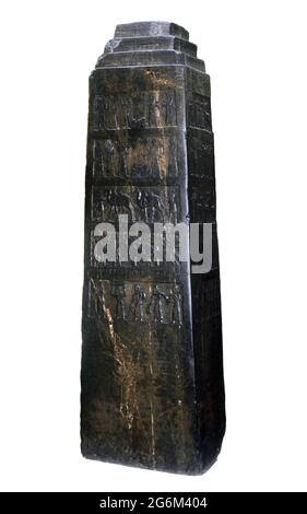 Assyrische Kultur. Schwarzer Obelisk von Shalmaneser III. Kalkstein, c. 825 V. CHR. Von Nimrud. British Museum. London, England, Vereinigtes Königreich. Stockfoto