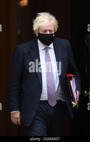 Premierminister Boris Johnson verlässt 10 Downing Street, Westminster, London, um an den Fragen des Premierministers im Parlament teilzunehmen. Bilddatum: Mittwoch, 7. Juli 2021. Stockfoto