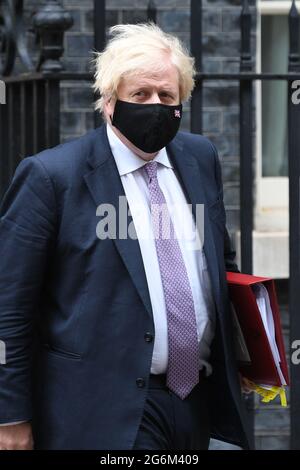 Premierminister Boris Johnson verlässt 10 Downing Street, Westminster, London, um an den Fragen des Premierministers im Parlament teilzunehmen. Bilddatum: Mittwoch, 7. Juli 2021. Stockfoto