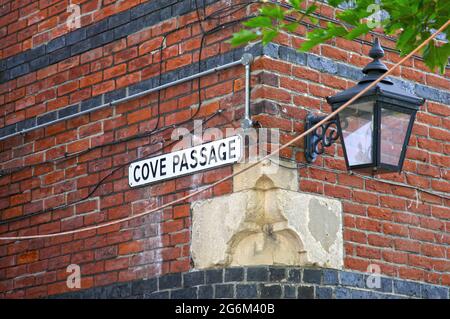 Cove Passage in der Nähe von Brewers Quay neben Weymouth Harbour, Dorset, England. Stockfoto