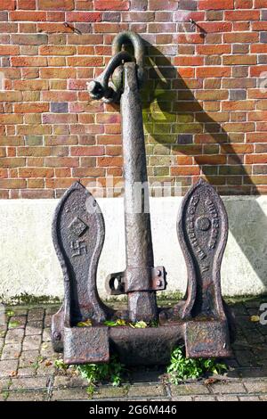 Ein großer alter Schiffsanker in Hope Square, Weymouth, Dorset, England. Stockfoto