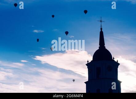 Silhouette von Glockenturm und Luftballons am Abend in Vilnius, Litauen Stockfoto