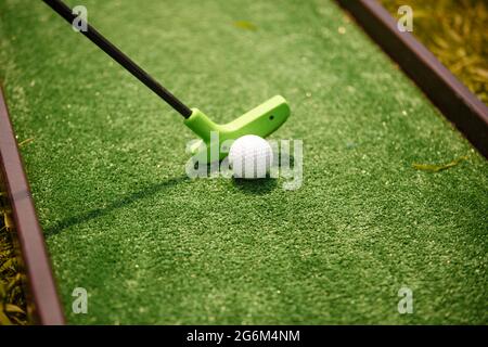 Minigolf an einem sonnigen Tag. Ein Spiel für Aristokraten. Stockfoto