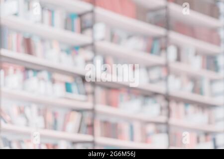 Verschwommener heller Hintergrund von Reihen von verschiedenen bunten Büchern auf Bücherregalen in städtischen Buchhandlung, Bibliothek. Konzept des Lernens, Schule, zurück zur Schule, ed Stockfoto