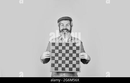 Brettspiel. Strategiekonzept. Schachwettbewerb. Nachdenklicher bärtiger Mann spielt Schach. Schachfigur. Intellektuelles Spiel. Viel Spaß mit dem Turnier. Großmeister Stockfoto